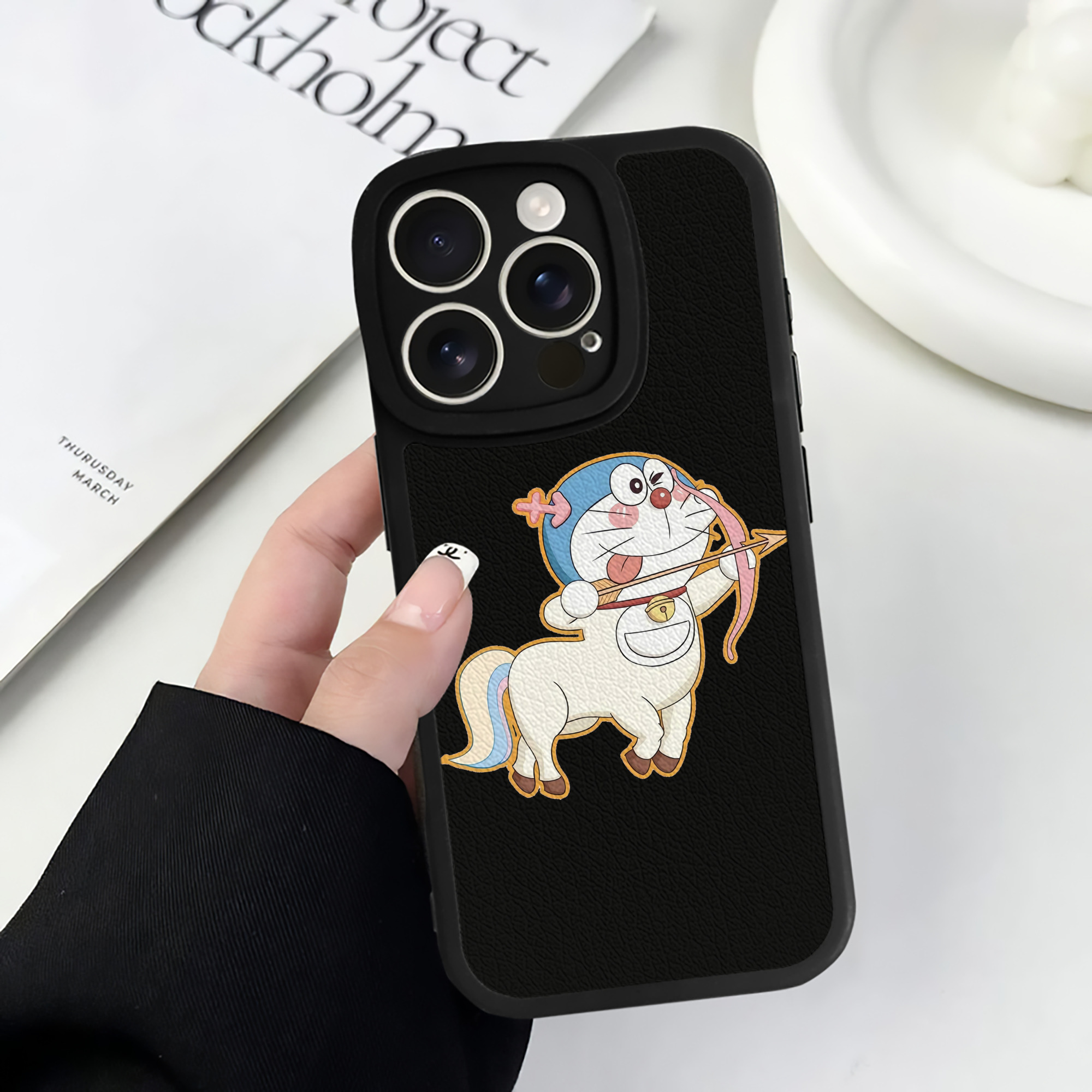 （画像用） ドラえもん Doraemon 【iPhone 16シリーズ対応】シリコンスマホケース（レザー調） 材質：シリコン